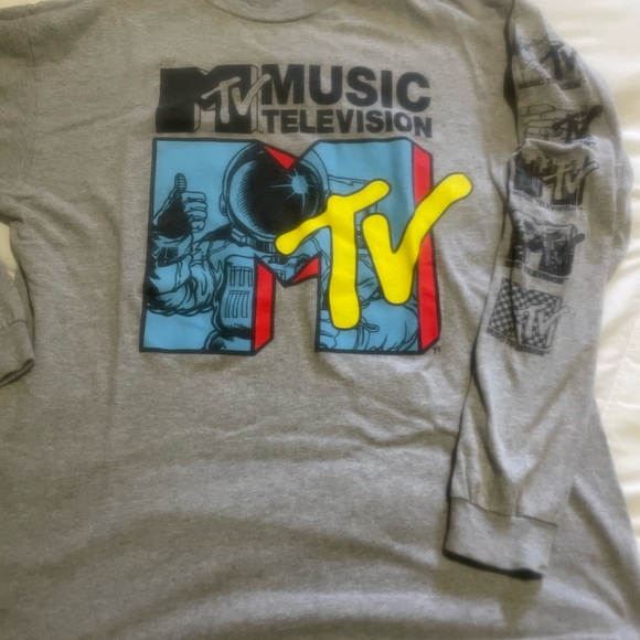 MTV Gray Long Sleeve Shirt with Blue and Yellow Graphic - Picture 1 of 7